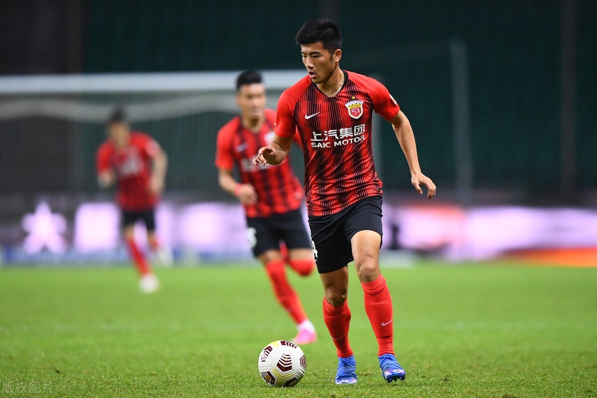 他上赛季还是上港主力，本赛季却连大名单都进不了，曾是国脚