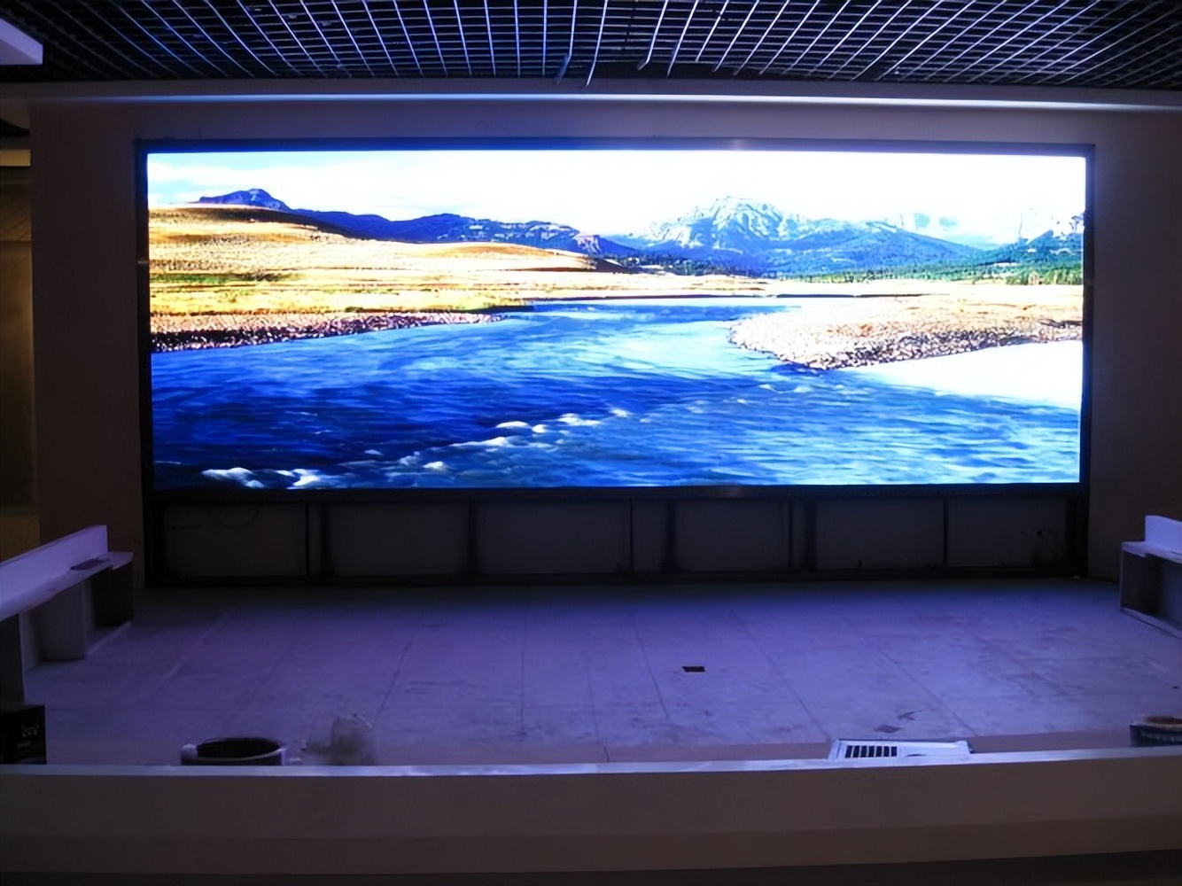 会议室led显示屏多少钱一平方,led显示屏多少钱一平方