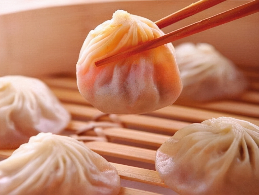 回乡养猪带领村民致富,大姐带村民发家致富