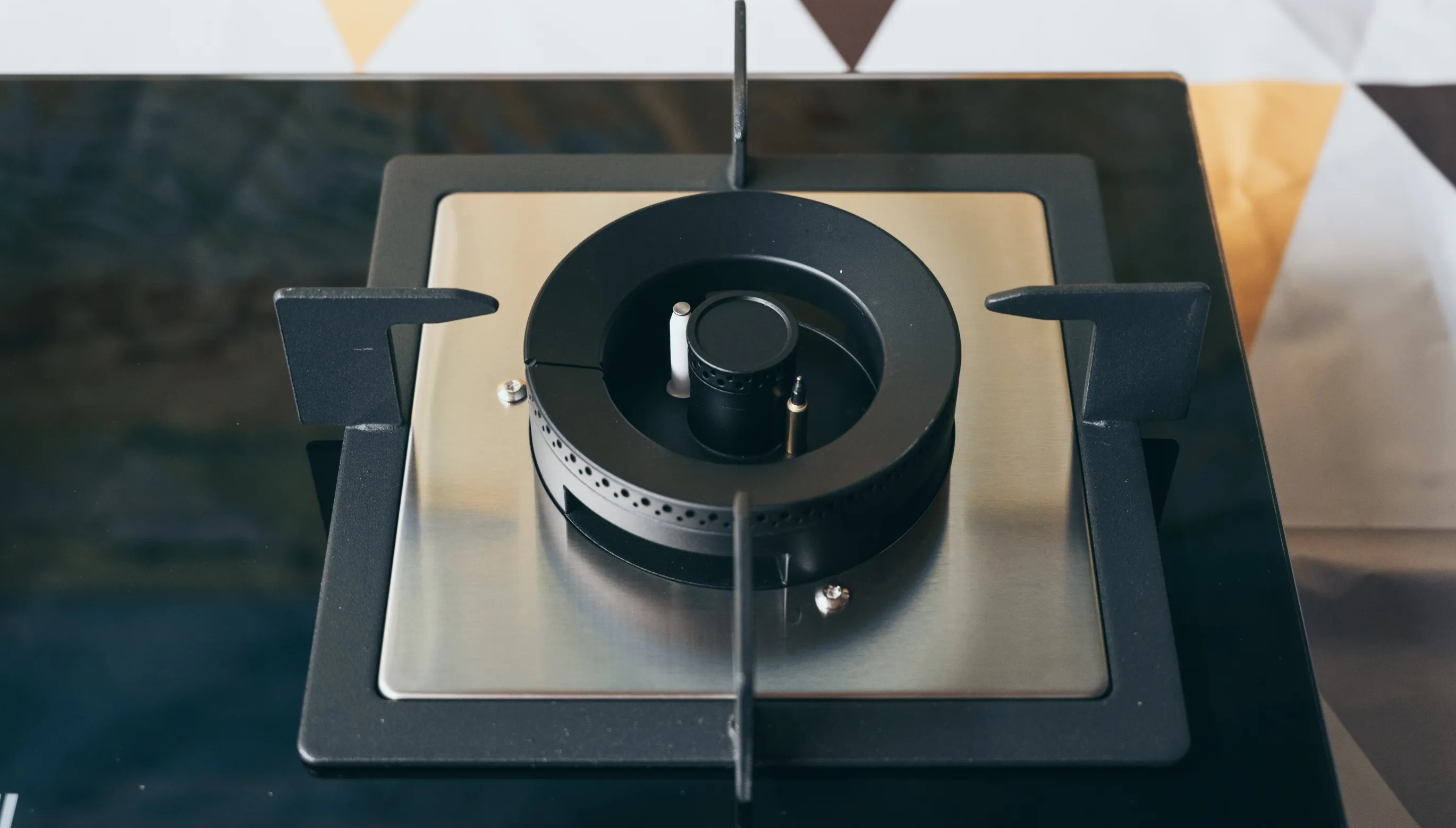 燃气灶打着后十几秒自动熄火,有熄火保护的燃气灶打着又灭