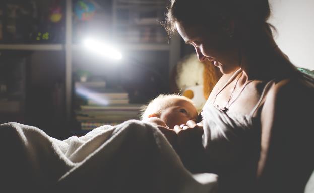 新生儿母乳喂养的时间和量,新生儿母乳喂养时间至少要满多久