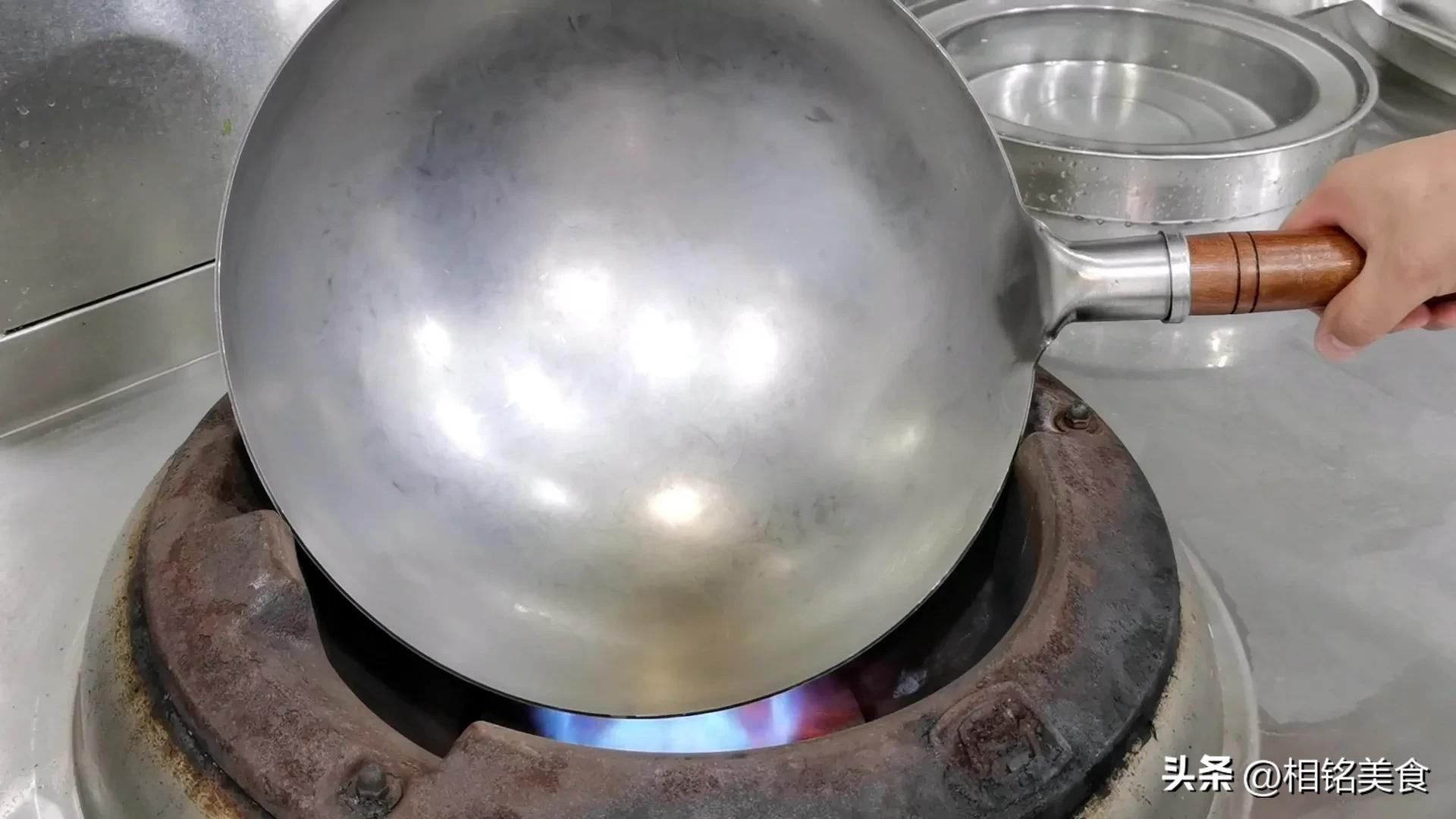 新铁锅怎样开锅小妙招视频,不粘锅的铁锅最佳开锅方法