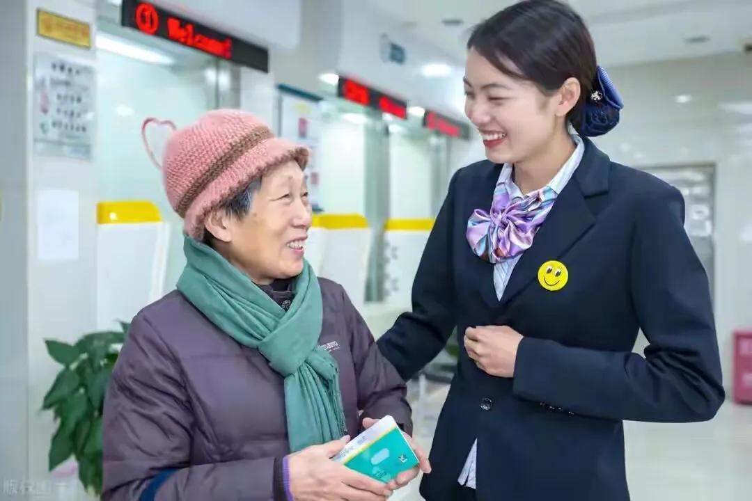 银行老人取退休金,老年人为什么每月去银行取退休金