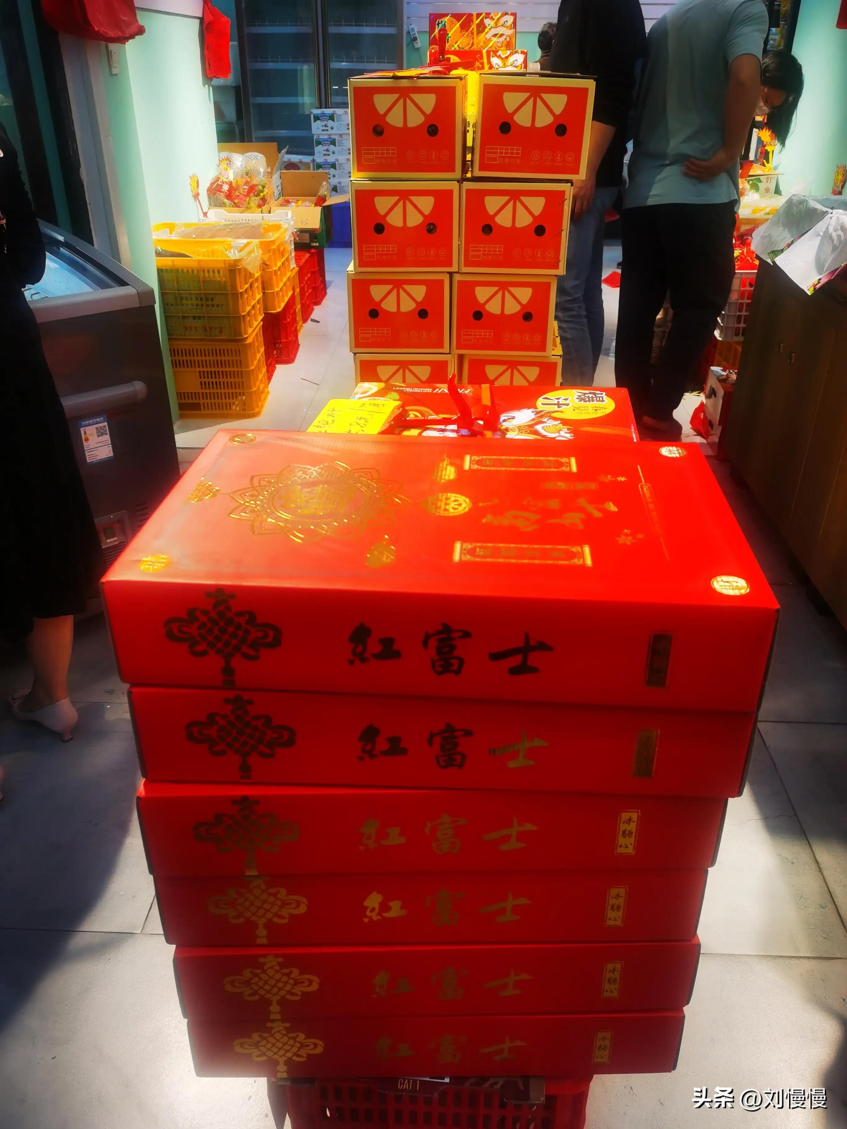 90后小伙卖水果一个月收入30万,做水果生意一年赚700万