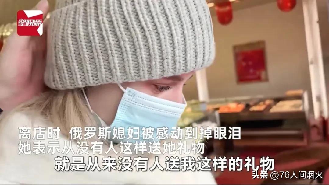 中国小伙在俄罗斯给洋媳妇买礼物,中国女婿带中国礼物回俄罗斯