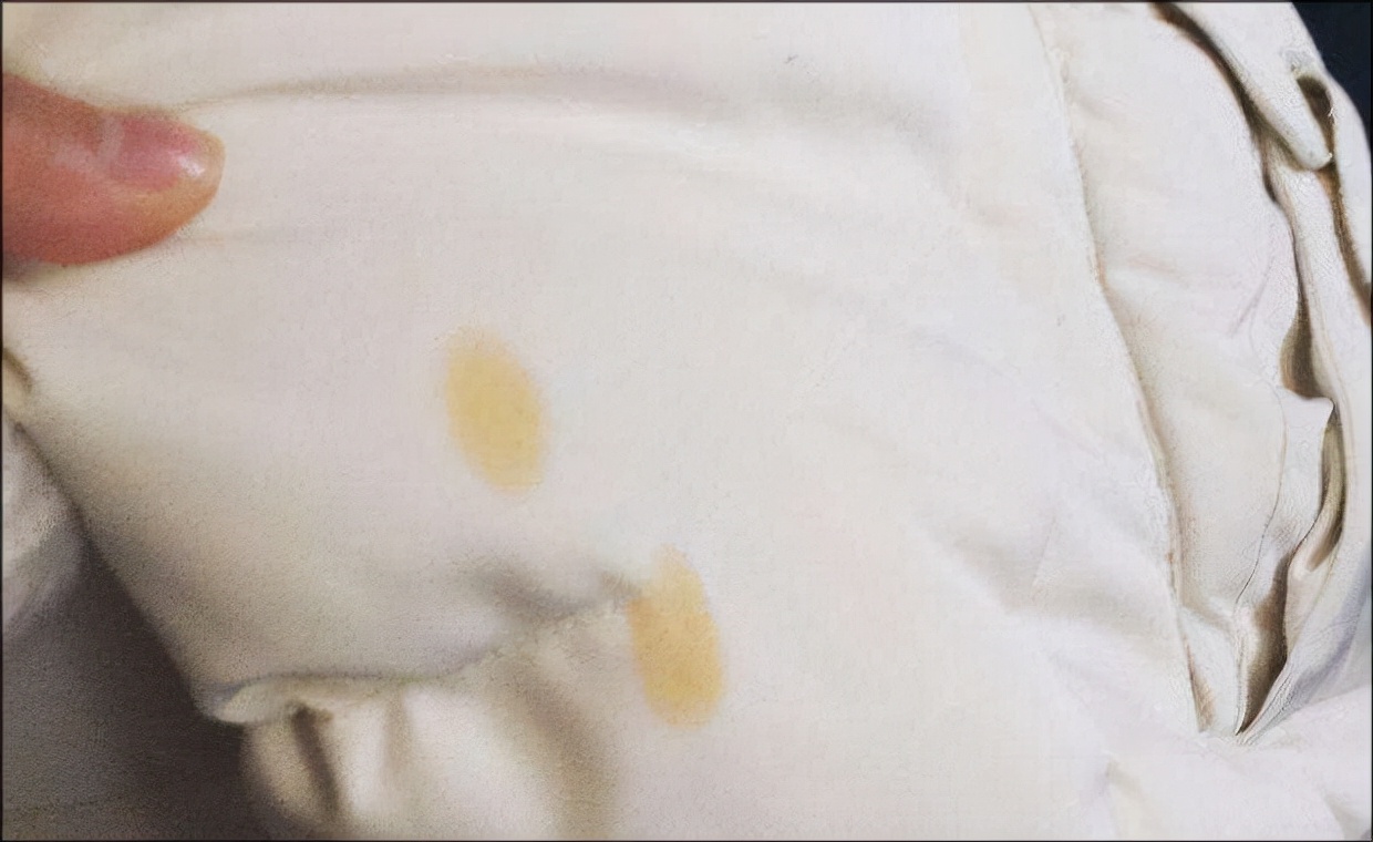 白颜色羽绒服怎么清洗呢,米白色羽绒服洗了发黄怎么洗白呢