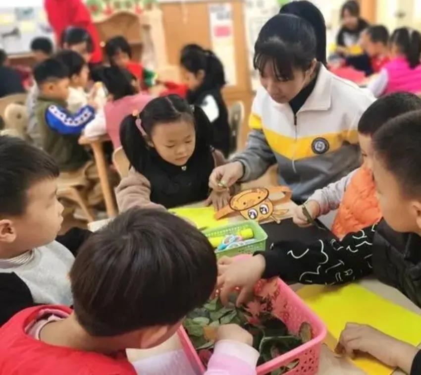 三岁女儿想上学,三岁的女孩说要去上学