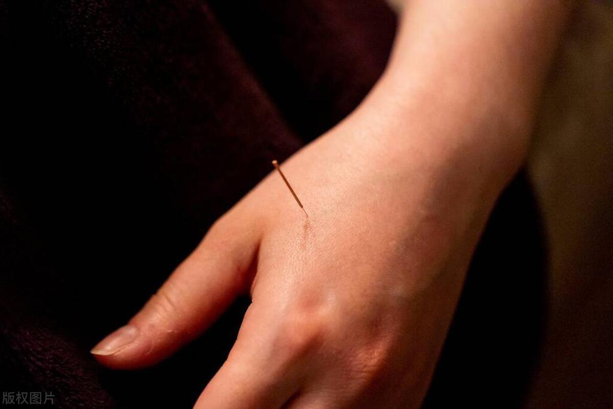 有的人手上青筋明显有的人看不到,手臂青筋爆出是什么的表现