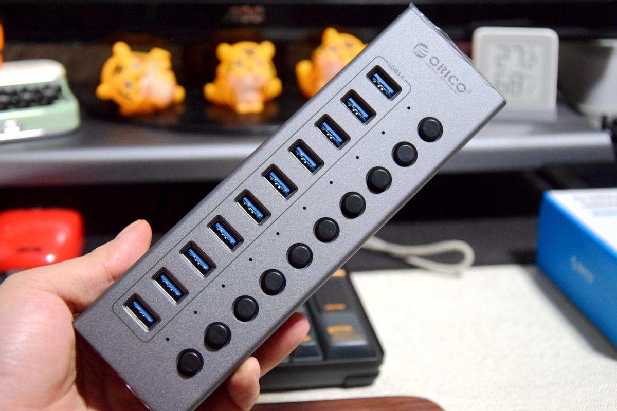 桌面改造后发现USB口不够用，加了个ORICO分控集线器，轻松解决