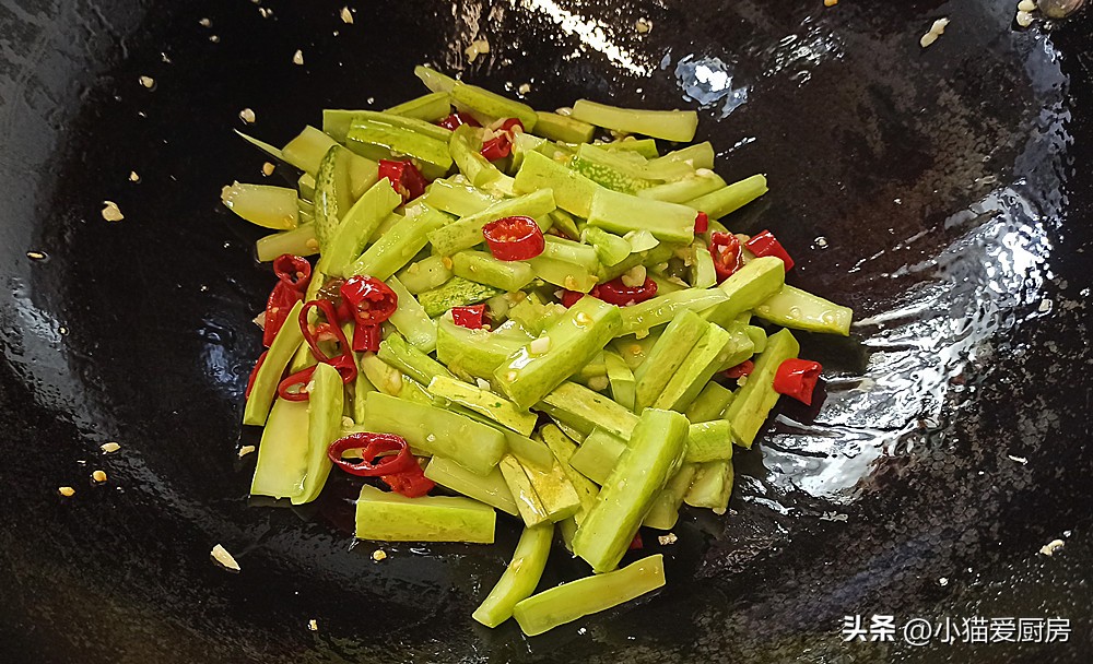 黄瓜这样炒太好吃了，清脆爽口，味道酸辣，一次3碗米饭都不够