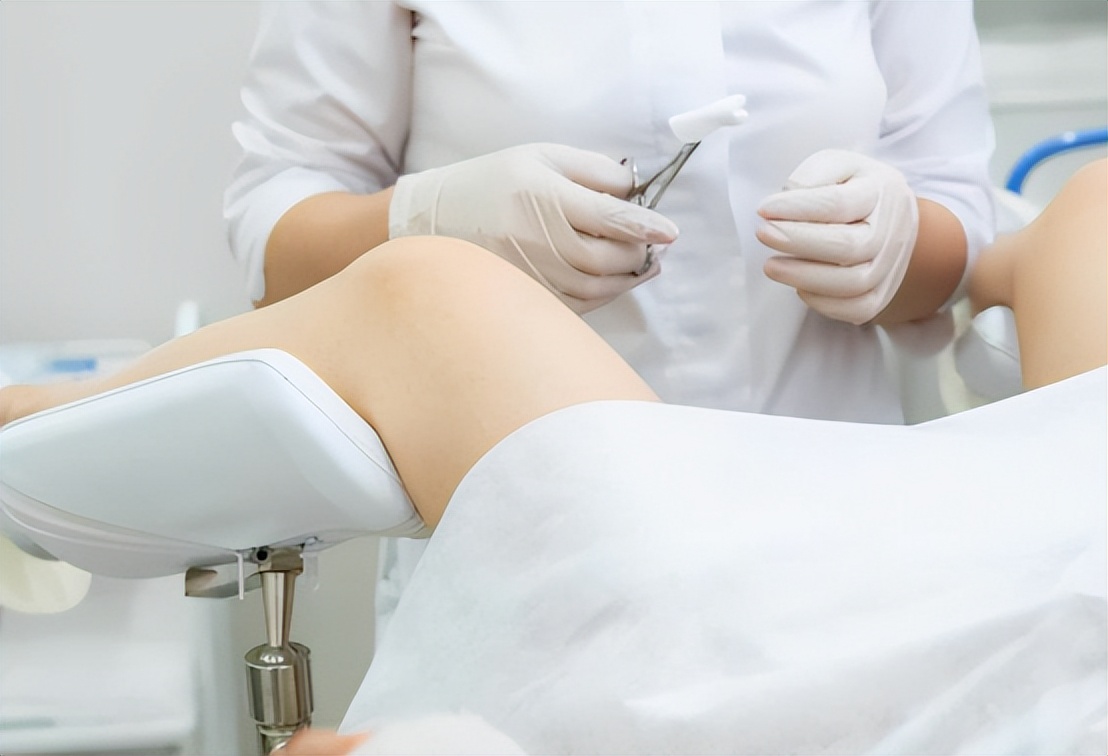 女子腹部痒，医生用镊子夹出16只阴虱！原来阴虱有4个传播途径