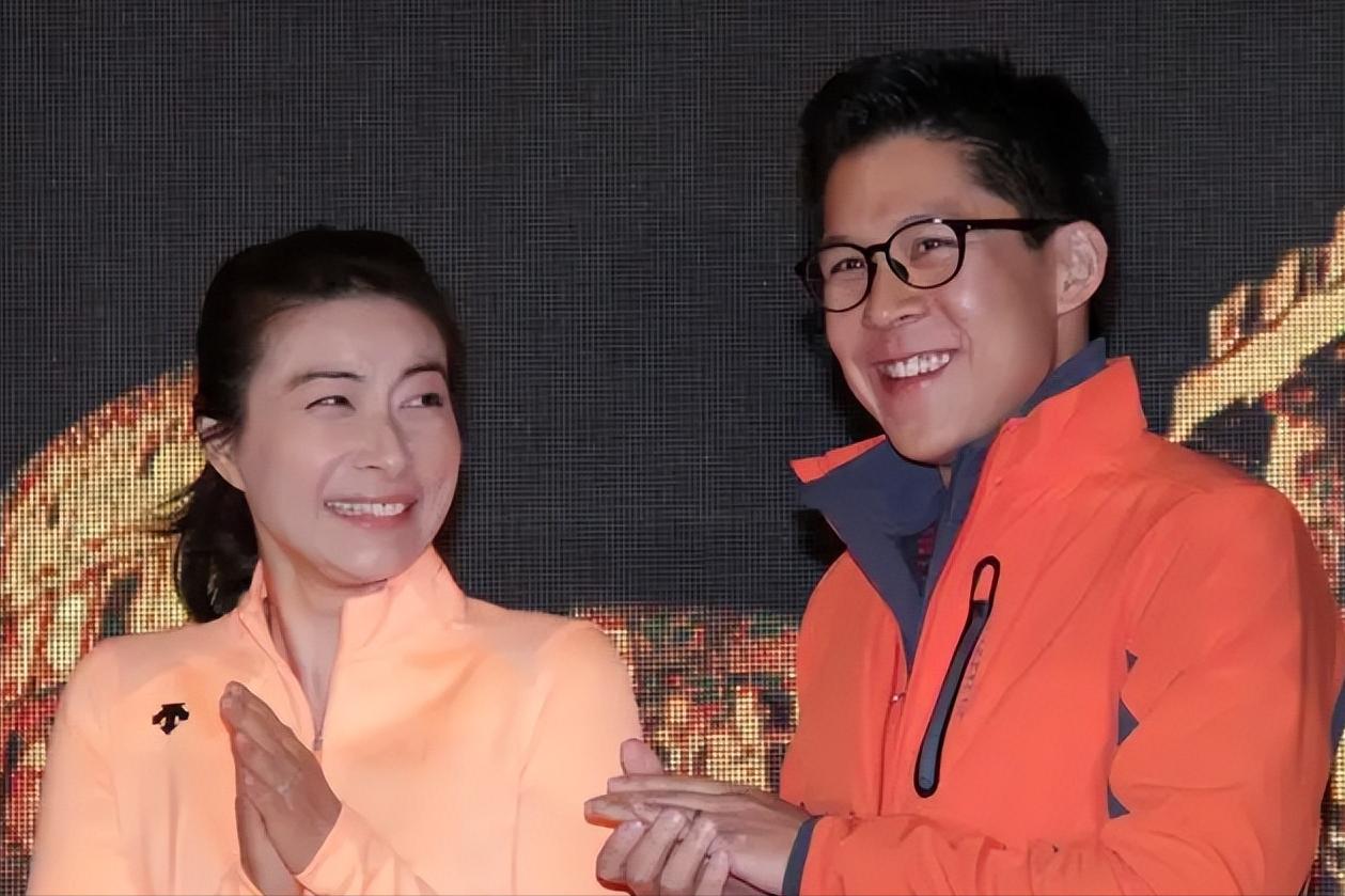 郭晶晶背小布包和老公上街购物 (郭晶晶用的帆布爱马仕包)