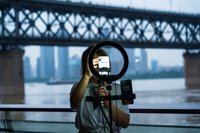 视频直播还能赚钱吗？平台疯抢主播背后的原因！