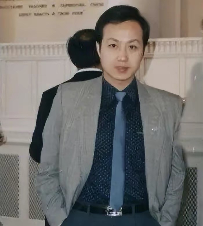 罗京去世近十年妻子改嫁豪门,罗京去世11年妻子携子改嫁富商