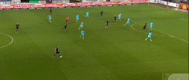 武磊3次世界级前插单刀踢飞,武磊门前横传队友又踢回来