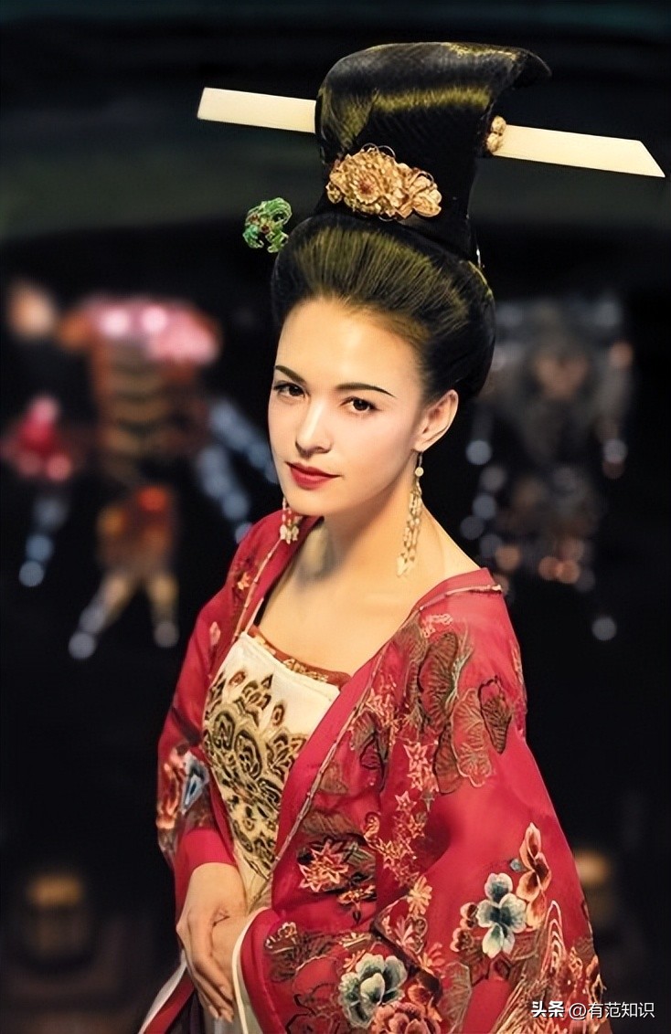 这次轮到51岁乌尔善翻车了?九尾狐“袒胸露乳”,观众直呼辣眼睛