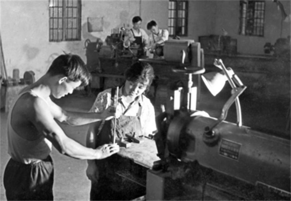 住别墅、开豪车、人均百万，天下第一村华西村为何欠了一屁股债？