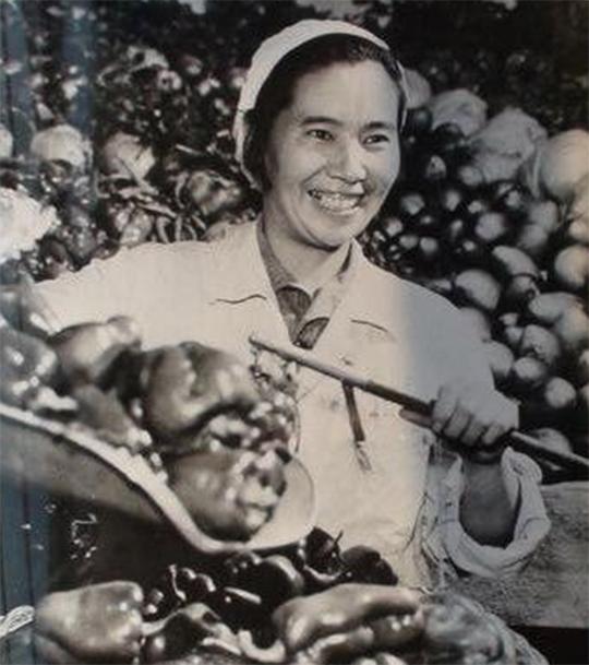 卖菜女工李素文:从副委员长跌落后创业,最后选择月薪二百当劳模