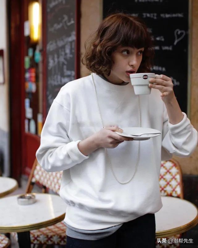 怎么戴珍珠显得不老气,穿什么衣服搭配珍珠更显高级