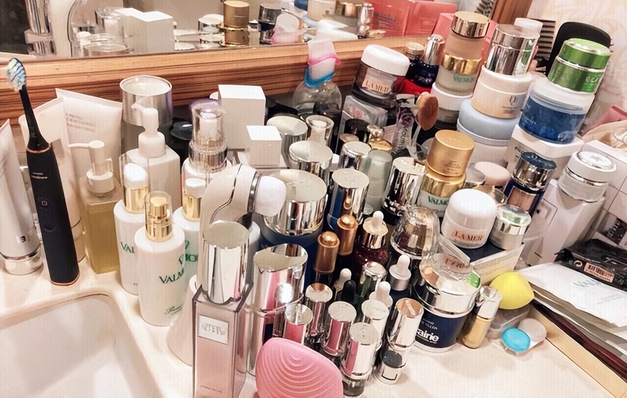 为什么懂行的人喜欢买红色的,日系有哪些好用的护肤品