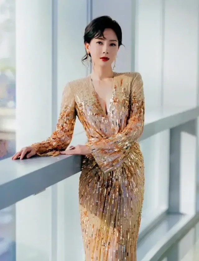 陈数黑色鱼尾裙造型,陈数一袭金色连衣裙高贵优雅