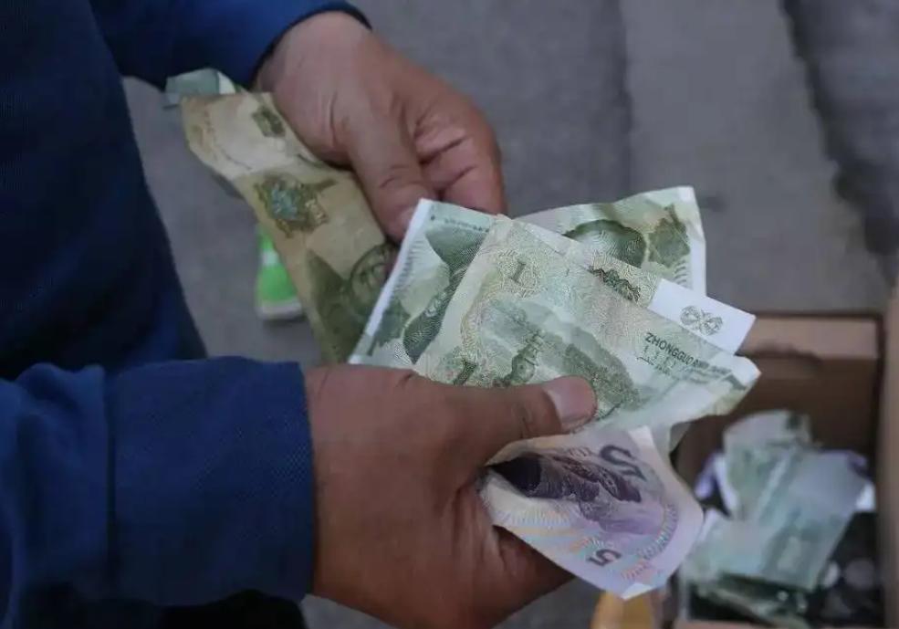 2017年商贩买了只怪鸟，卖150元都没人要，被抓才知是牢底坐穿鸟