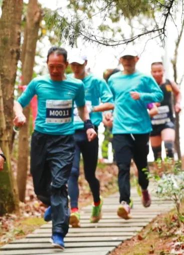 运动老乡(106)永州巅峰跑赛途中捆鞋带