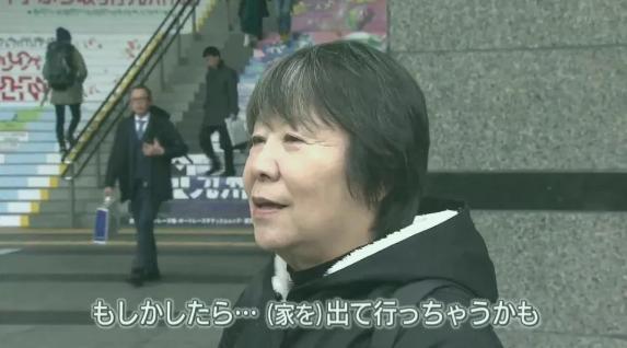 60岁老公突然变女人！梳双马尾穿短裙高跟鞋，妻子还帮洗内衣...