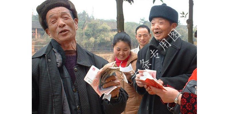 女儿18岁，每月零用金2000，却为了邻居的儿子与我争执