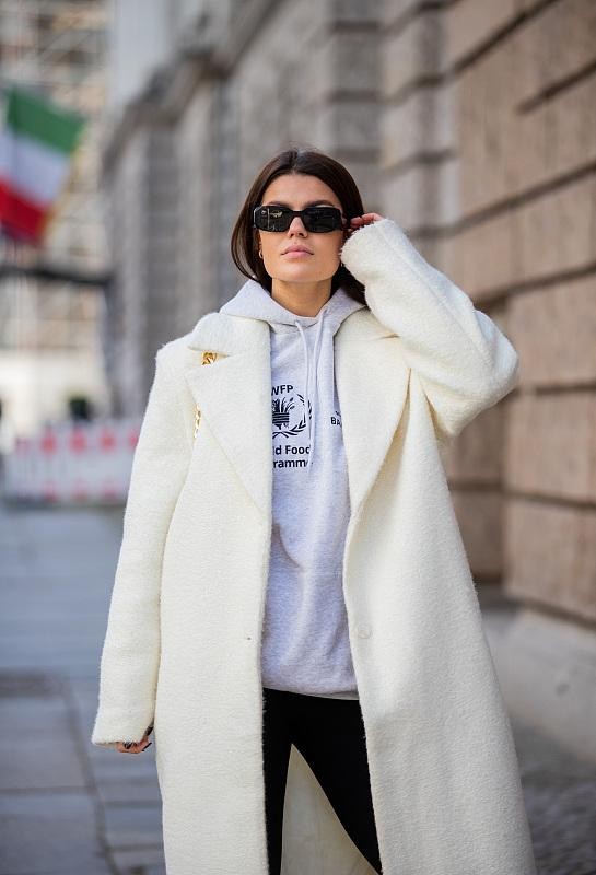 德国柏林的女人好时髦，超级简单的卫衣，依旧能穿出酷炫感