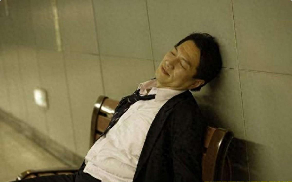 医生指向丈夫，她只身离家