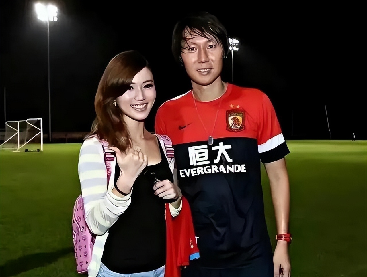 场上球王，场下海王！曝李铁国外有2个老婆