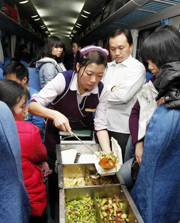 为什么火车盒饭越来越便宜,火车上的盒饭为何最后便宜
