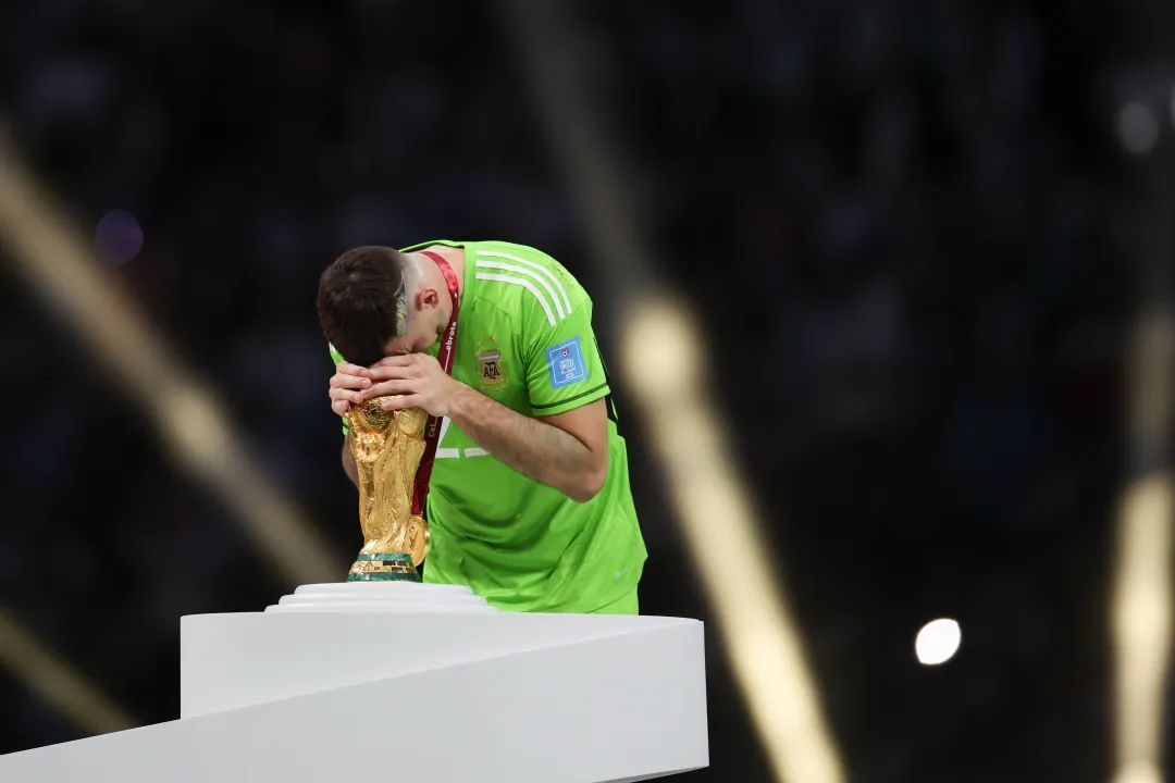 梅西与大力神杯擦肩而过,梅西背后的阿根廷