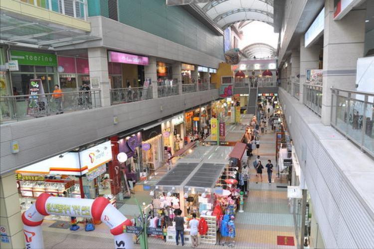 暴亏13亿，惨变空城，爆火20年的香港巨头，被内地游客抛弃了？