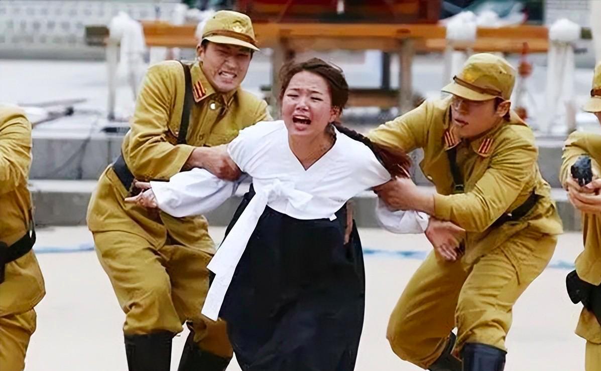 韩国民众当街表演痛打日军,韩民众街头表演痛打日军原视频