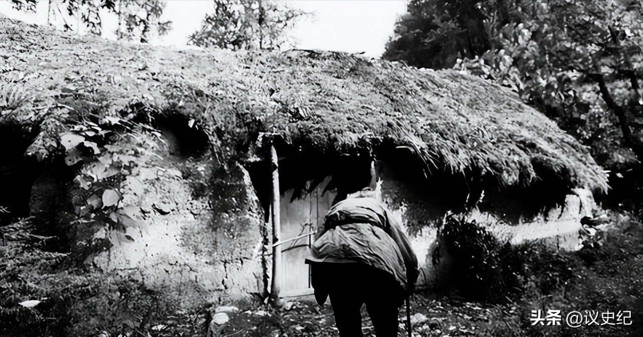 78岁老人被儿媳赶出家门，真实身份暴露后，政府直接送来30万津贴