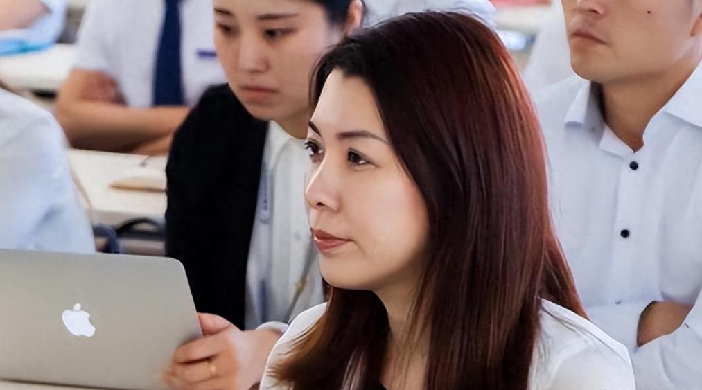 把公司当后宫，敛财700亿缅北有私人*队军**，e租宝丁宁为何这么狂？