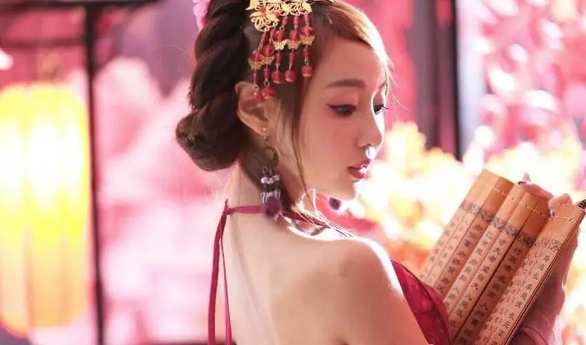 《*瓶金**梅》：*欲情**描写中的人性反思和社会批判