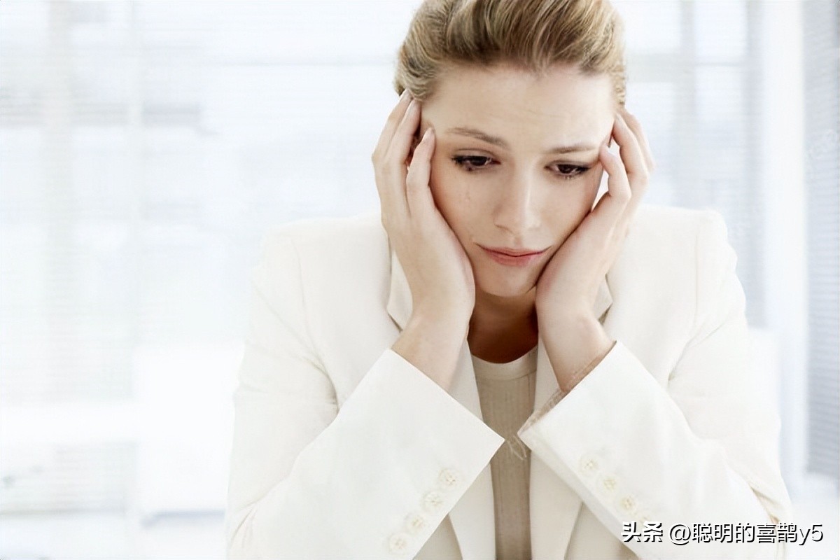 月经走了一周多又有出血怎么回事,月经走了一周又出血了怎么回事