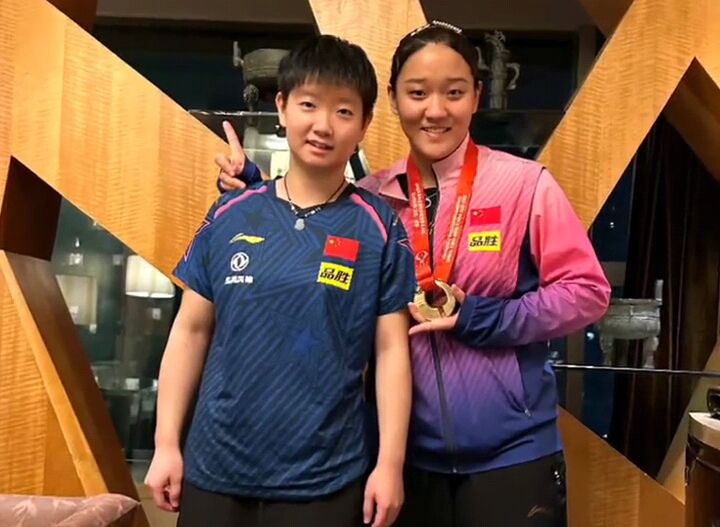 孙颖莎夺冠教练邱贻可激动,孙颖莎夺冠给观众送球