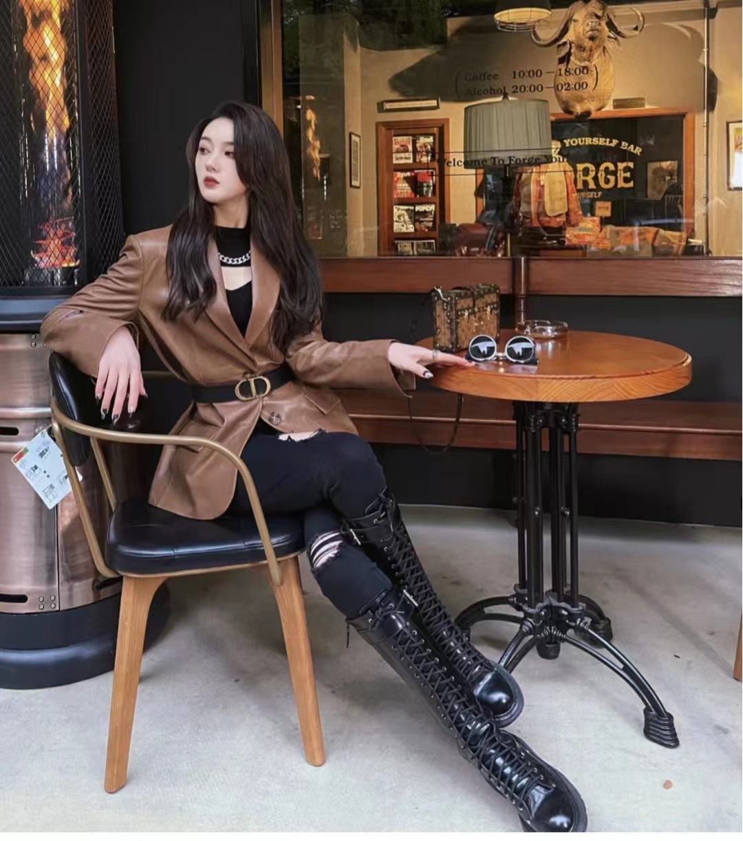 黑色皮衣怎么搭配才显高级,绯红色皮衣怎么搭配秋冬