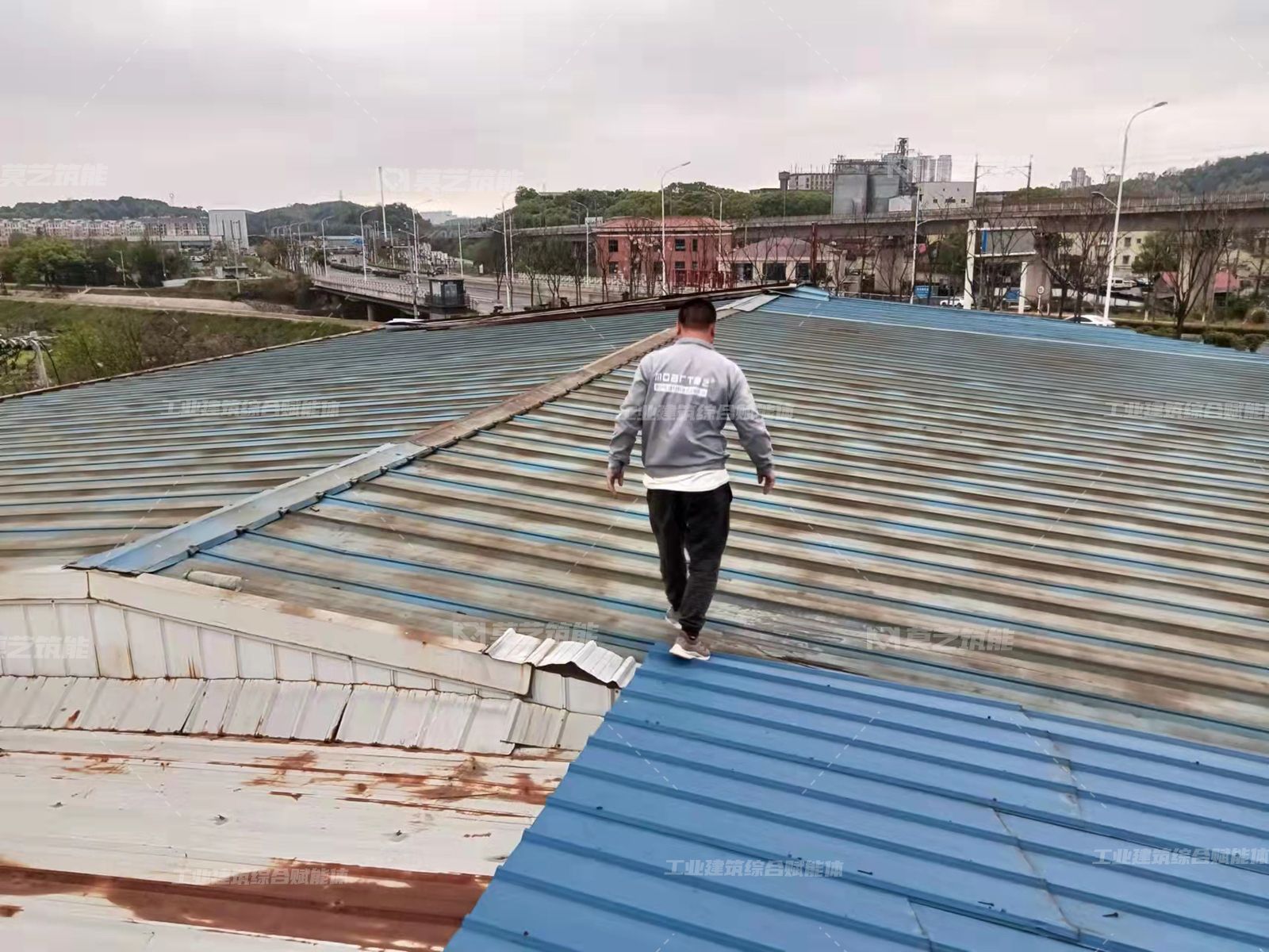 厂房彩钢瓦漏水怎么处理,农村房顶漏水能盖彩钢瓦吗