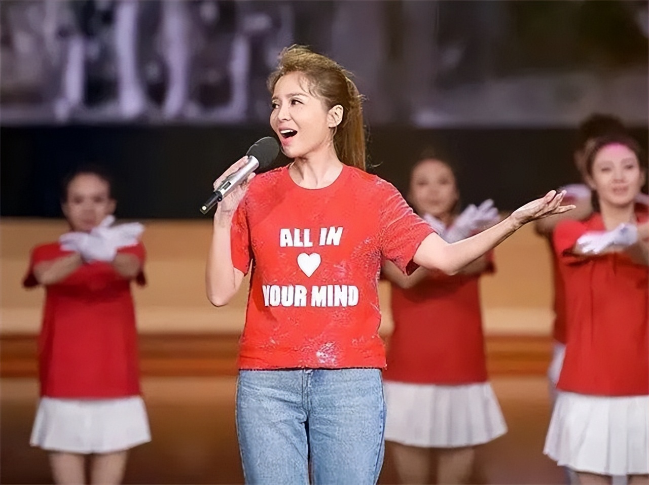 央视主持朱迅：17岁患癌，34岁患重疾，不惧谣言自称要活到90岁