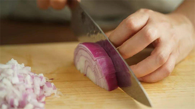 日德进口的菜刀，为什么容易发生断裂，还能用来拍蒜和黄瓜吗？