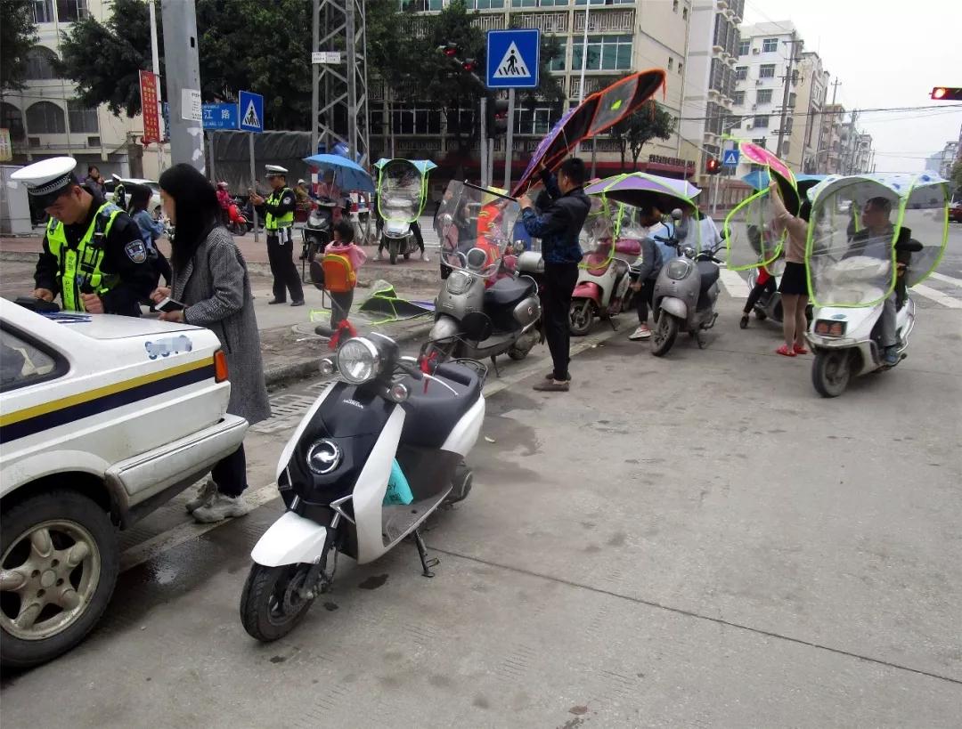 雅迪电动车有后视镜后备箱,雅迪新款电动车装后备箱