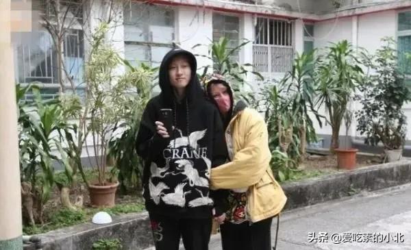 “小龙女”生活拮据,兑换港币还讲价,为省钱和妻子同抽一根香烟