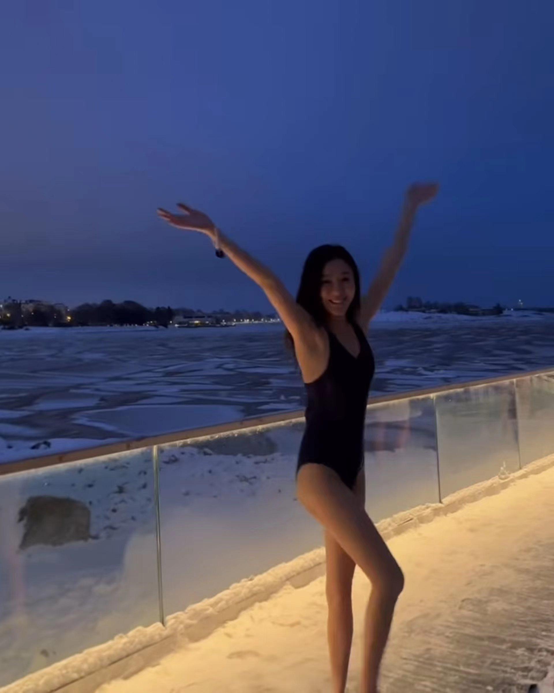 TVB长腿女神同老公芬兰补度蜜月，零下4度穿泳衣走模特步晒美背