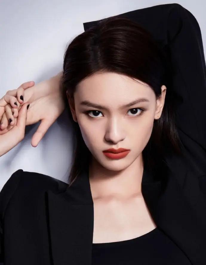 27岁新秀太大胆！穿爱心“肚兜”皮肤白皙，背绑蝴蝶结显好身材