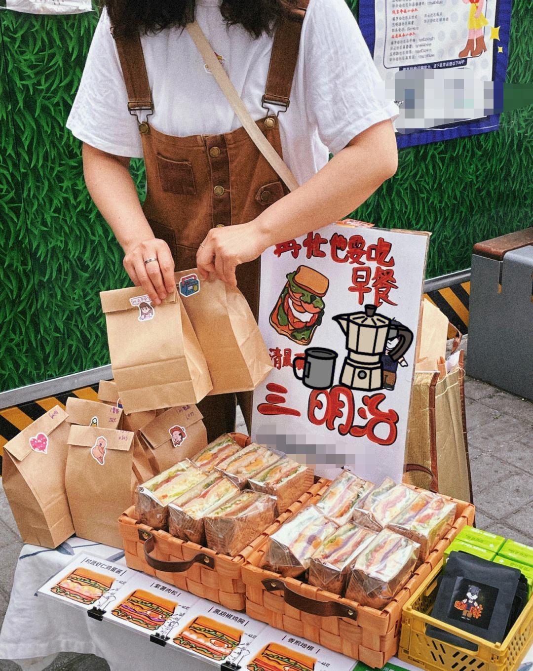 摆摊卖三明治全过程,90后摆摊卖三明治生意火爆